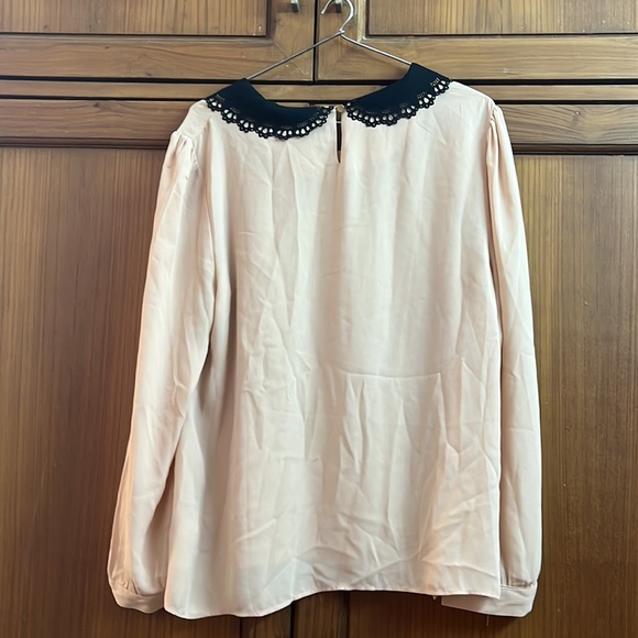 Stylish peach top with black collar - Picture 4 of 4